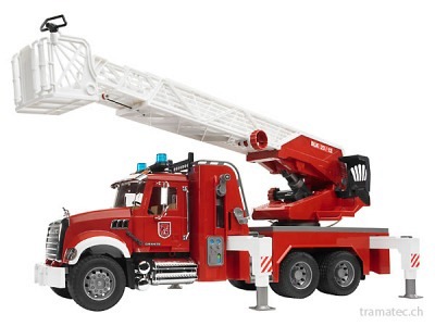 Bruder MACK Granite Feuerwehr mit Drehleiter, Wasserpumpe + Light&Sound Modul
